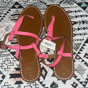 Brand new!!! Womens gap sandal size 6.5!